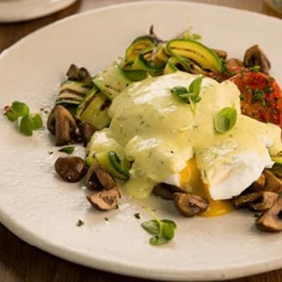 Portabella champignons, Eggs Benedict met Pesto Hollandaise